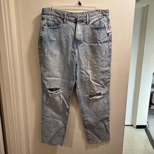 LIGHTWASH STRAIGHT JEANS